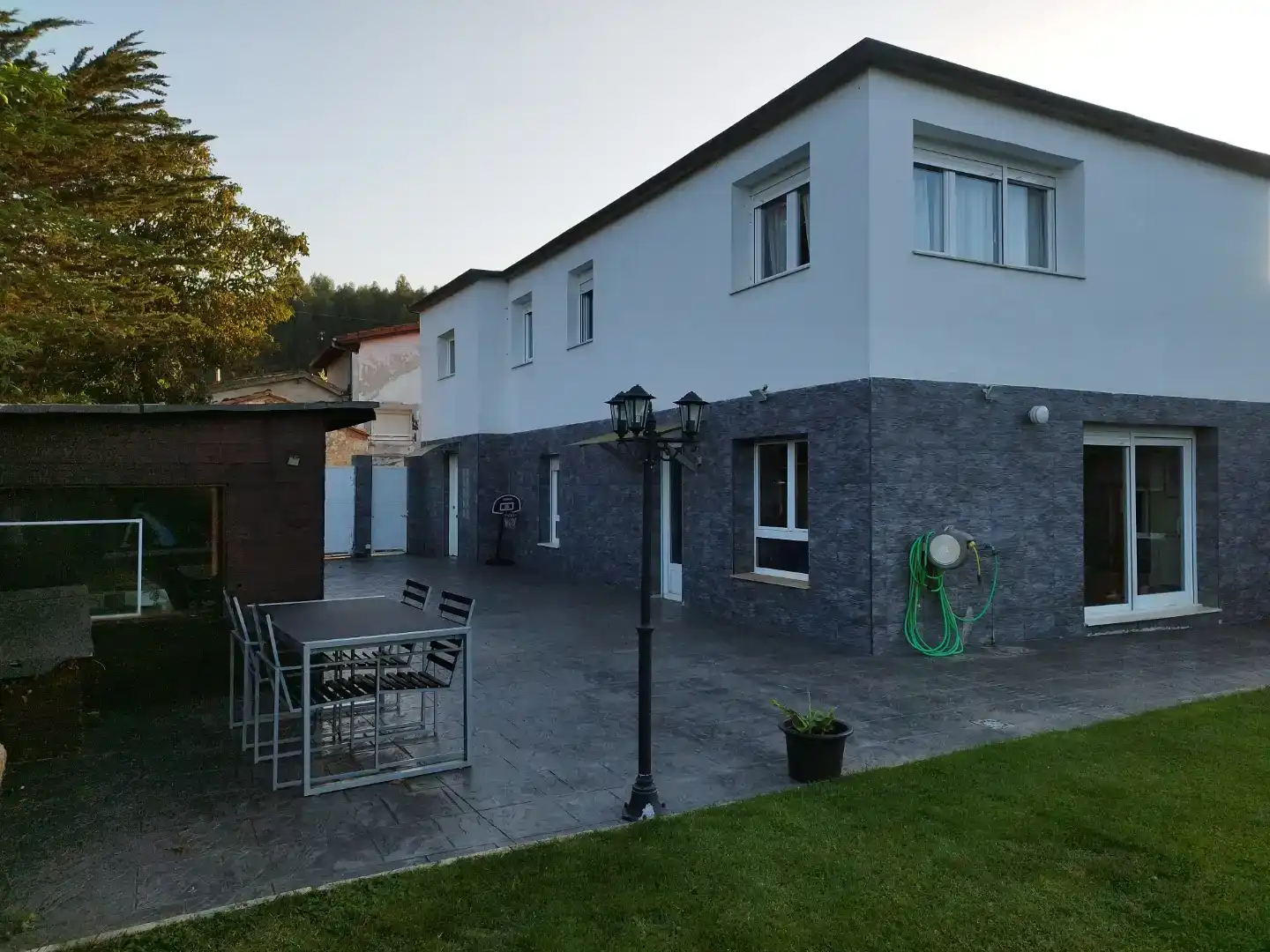 Vista exterior de Casa o xalet en venda en Camargo amb Jardí privat, Traster i Piscina