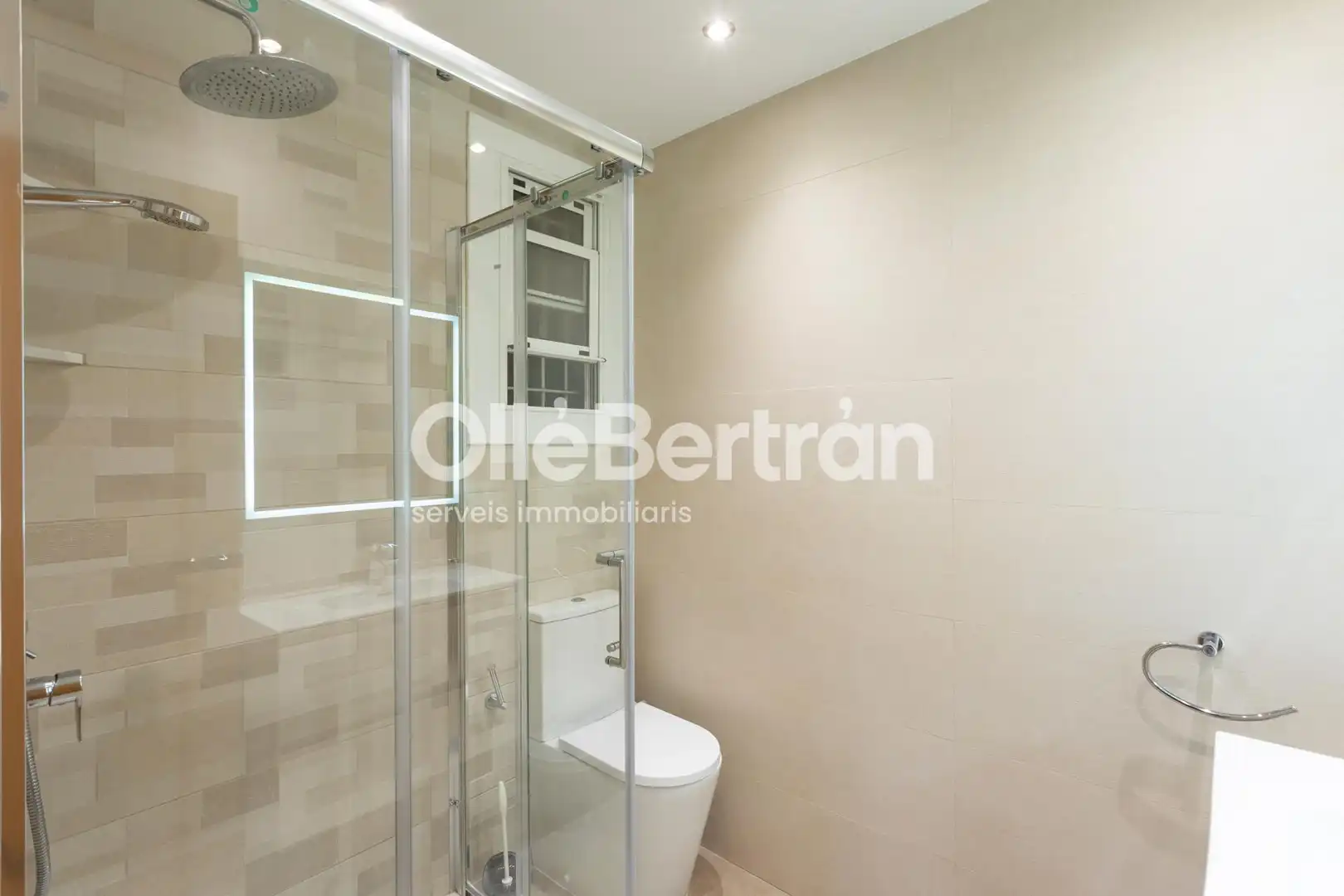 Baño de Piso en venta en Barcelona con Calefacción y Balcón
