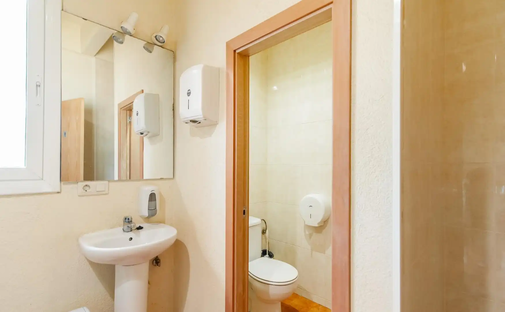 Badezimmer von Geschaftsraum zur Miete in Pacs del Penedès