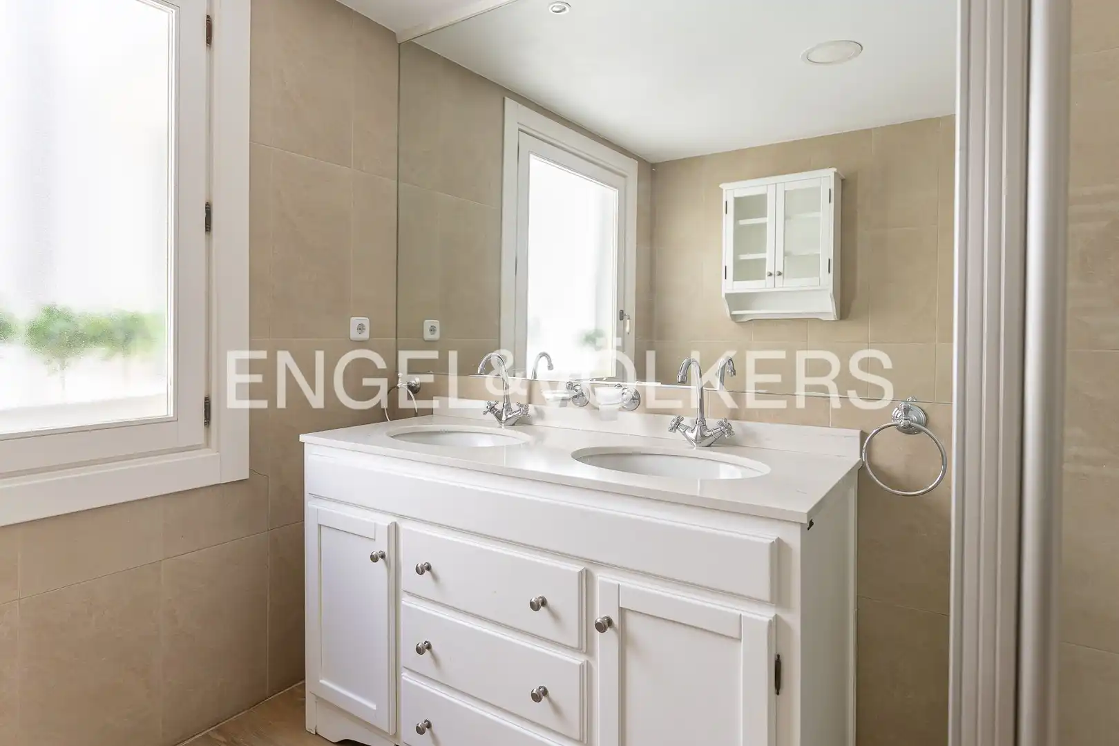 Bathroom of Flat for rent in Madrid  with Air Conditioner, Heating and Balcony