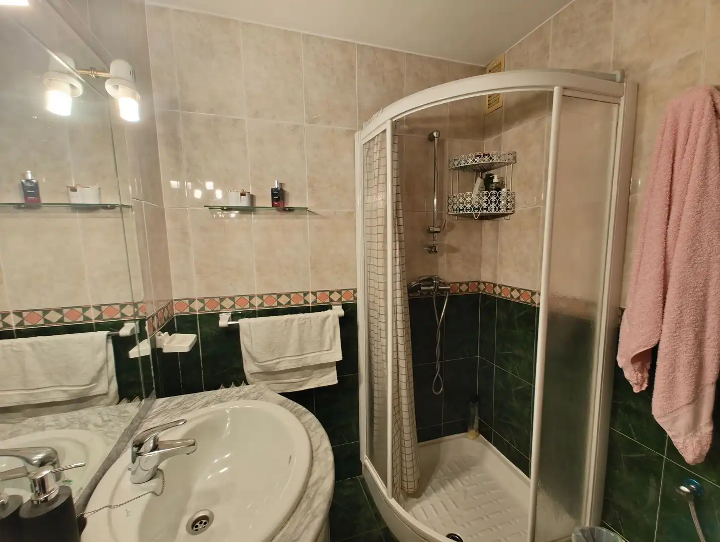 Bathroom of Flat for rent in Granada  with Air Conditioner, Heating and Furnished