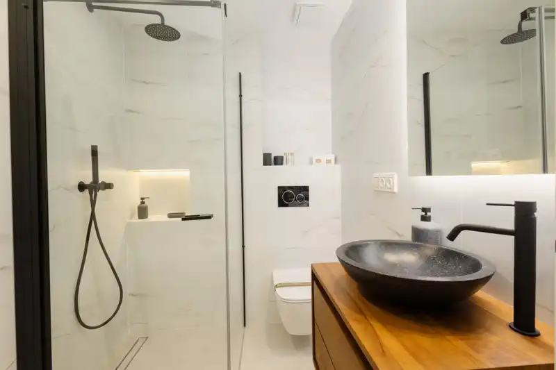 Badezimmer von Wohnungen zur Miete in Marbella mit Klimaanlage, Möbliert und Fernseher