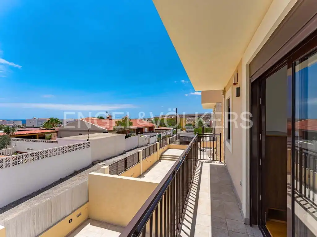 Vista exterior de Casa o xalet en venda en Granadilla de Abona amb Aire condicionat, Terrassa i Piscina