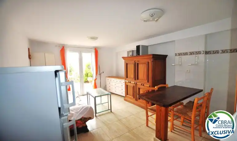 Schlafzimmer von Einfamilien-Reihenhaus zum Verkauf in Roses mit Heizung