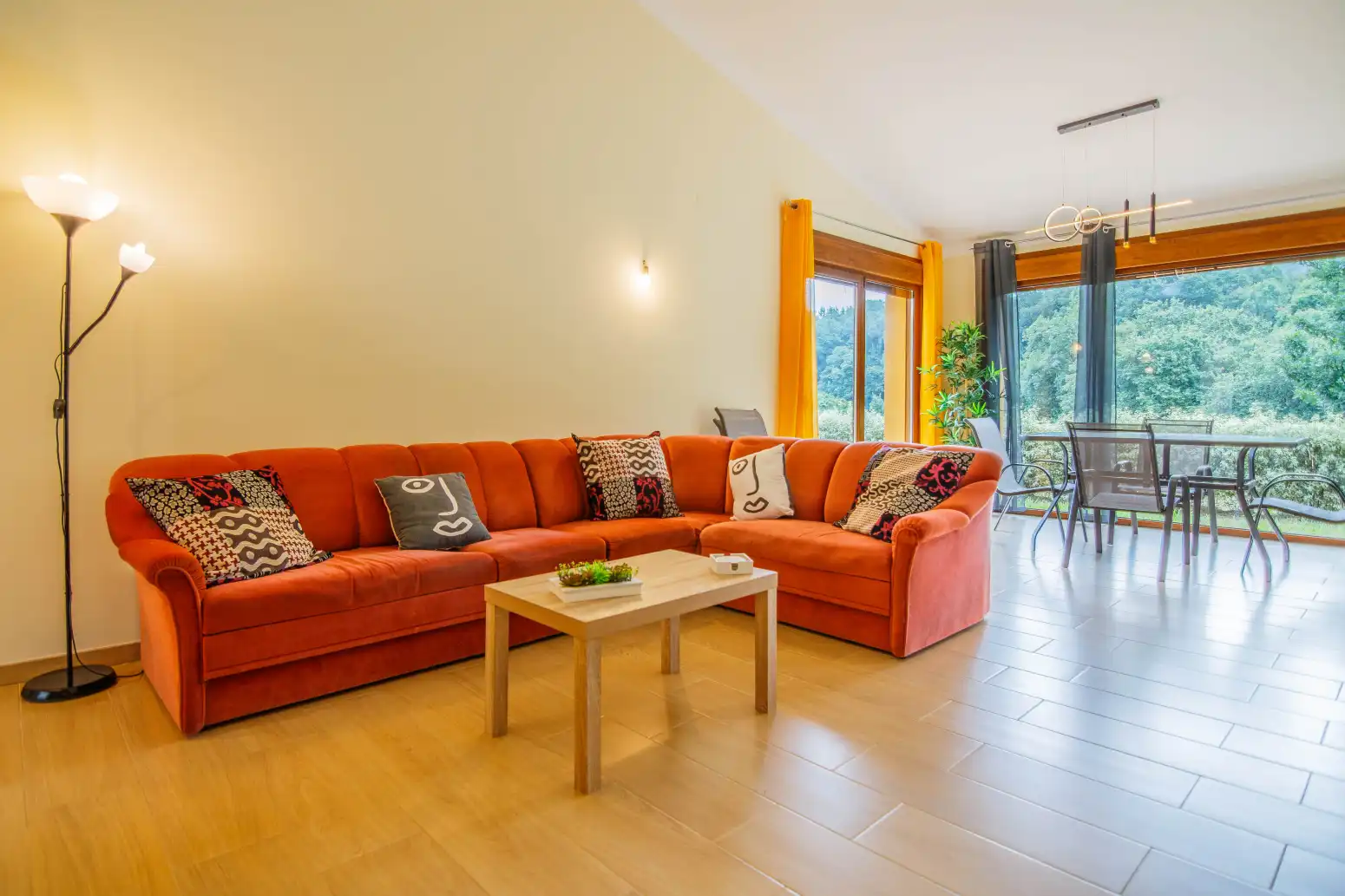 Sala d'estar de Casa o xalet en venda en Ribadesella amb Calefacció, Jardí privat i Terrassa