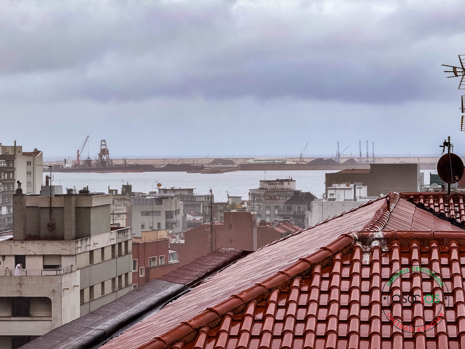 Vista exterior de Pis en venda en Gijón  amb Calefacció