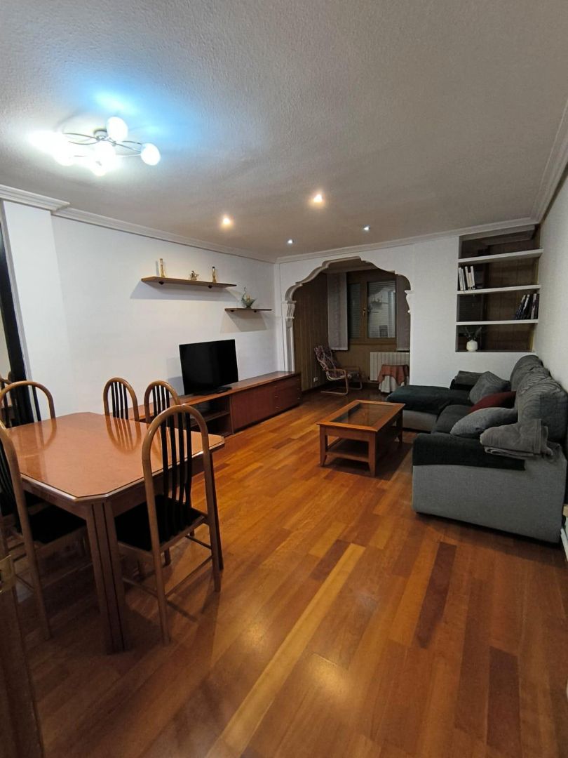 Sala de estar de Piso de alquiler en Cuenca Capital con Aire acondicionado, Calefacción y Amueblado