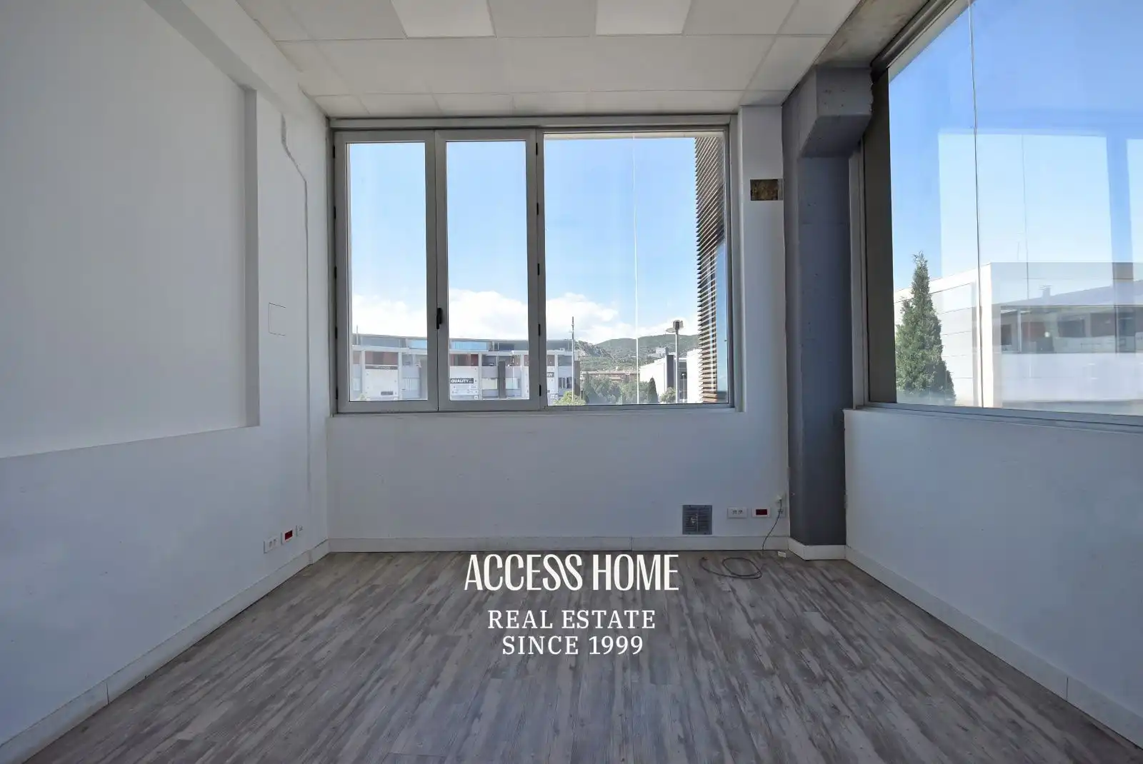Office for sale in Badalona  with Air Conditioner and Heating