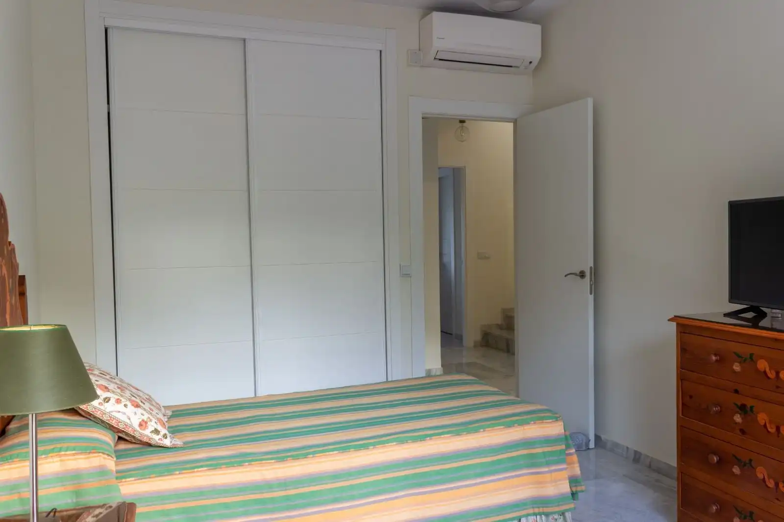 Dormitori de Casa adosada en venda en Marbella amb Aire condicionat, Jardí privat i Moblat