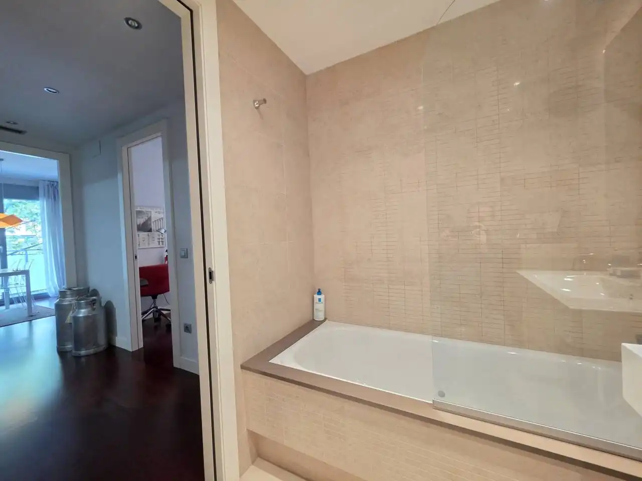 Badezimmer von Wohnungen zum Verkauf in Barcelona mit Klimaanlage, Heizung und Parkett