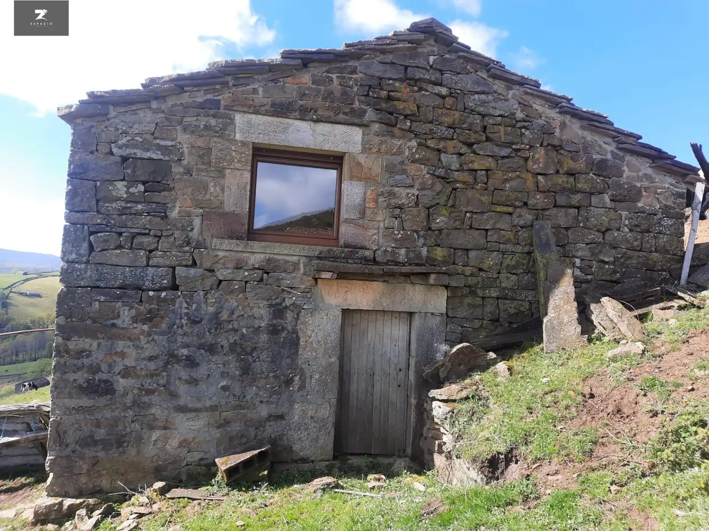 Vista exterior de Casa o xalet en venda en San Pedro del Romeral amb Jardí privat