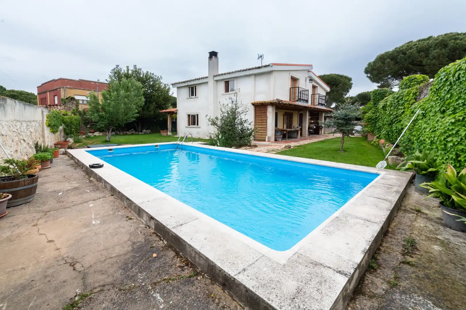 Piscina de Casa o chalet en venta en Valladolid con Calefacción, Jardín privado y Piscina