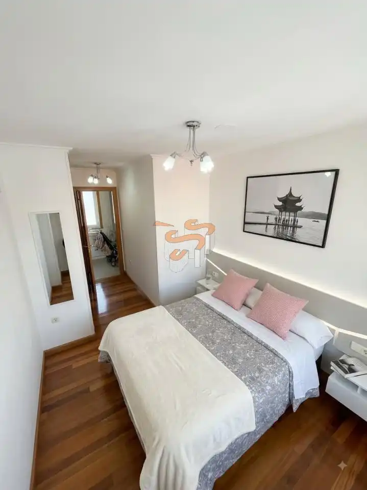 Dormitori de Apartament de lloguer en Ferrol amb Calefacció, Traster i Moblat