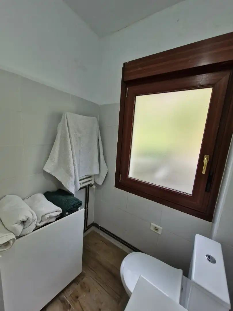 Badezimmer von Wohnung zur Miete in Alonsotegi mit Heizung, Möbliert und Ofen