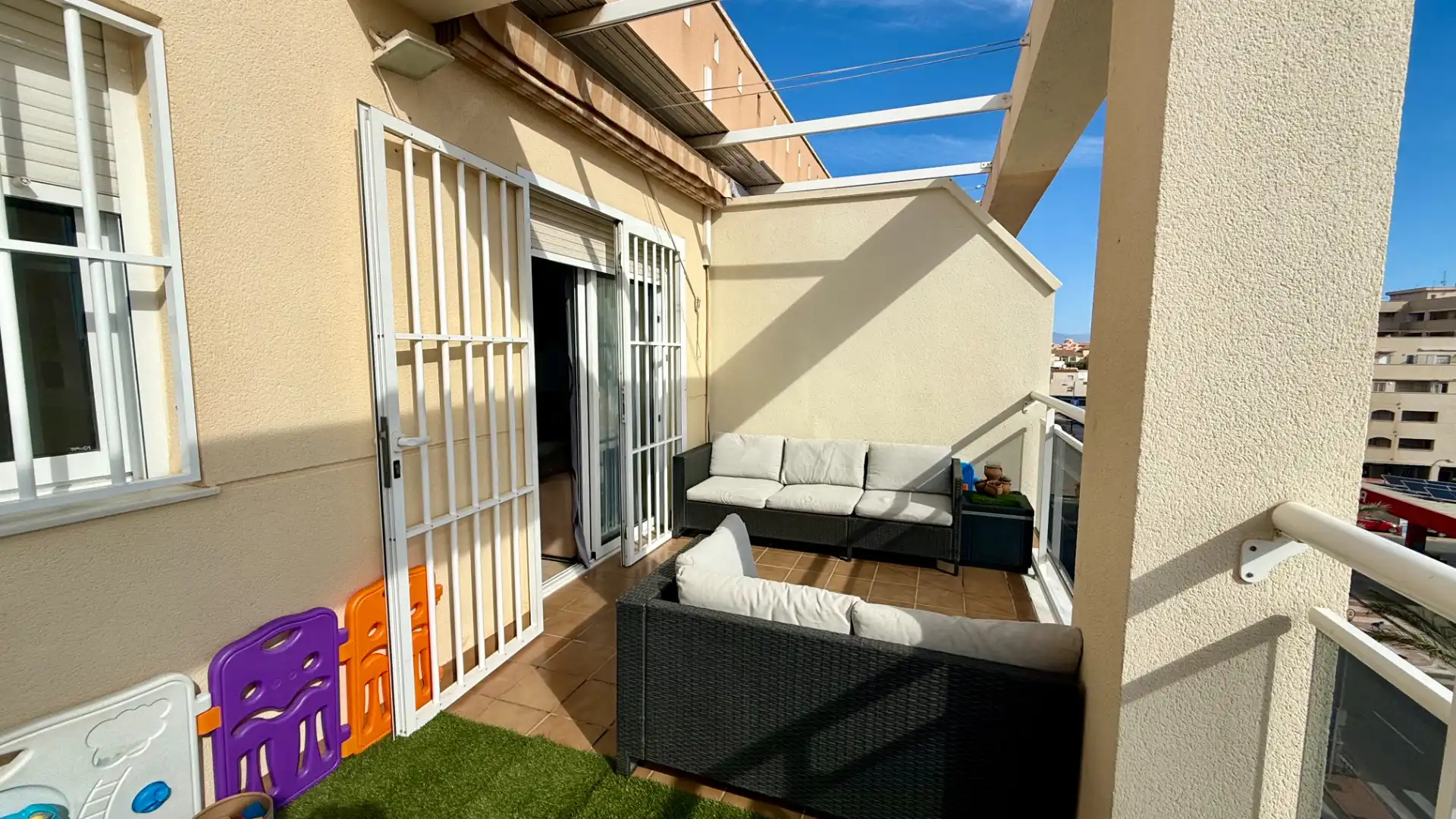 Terraza de Piso en venta en Roquetas de Mar con Terraza, Amueblado y Piscina comunitaria