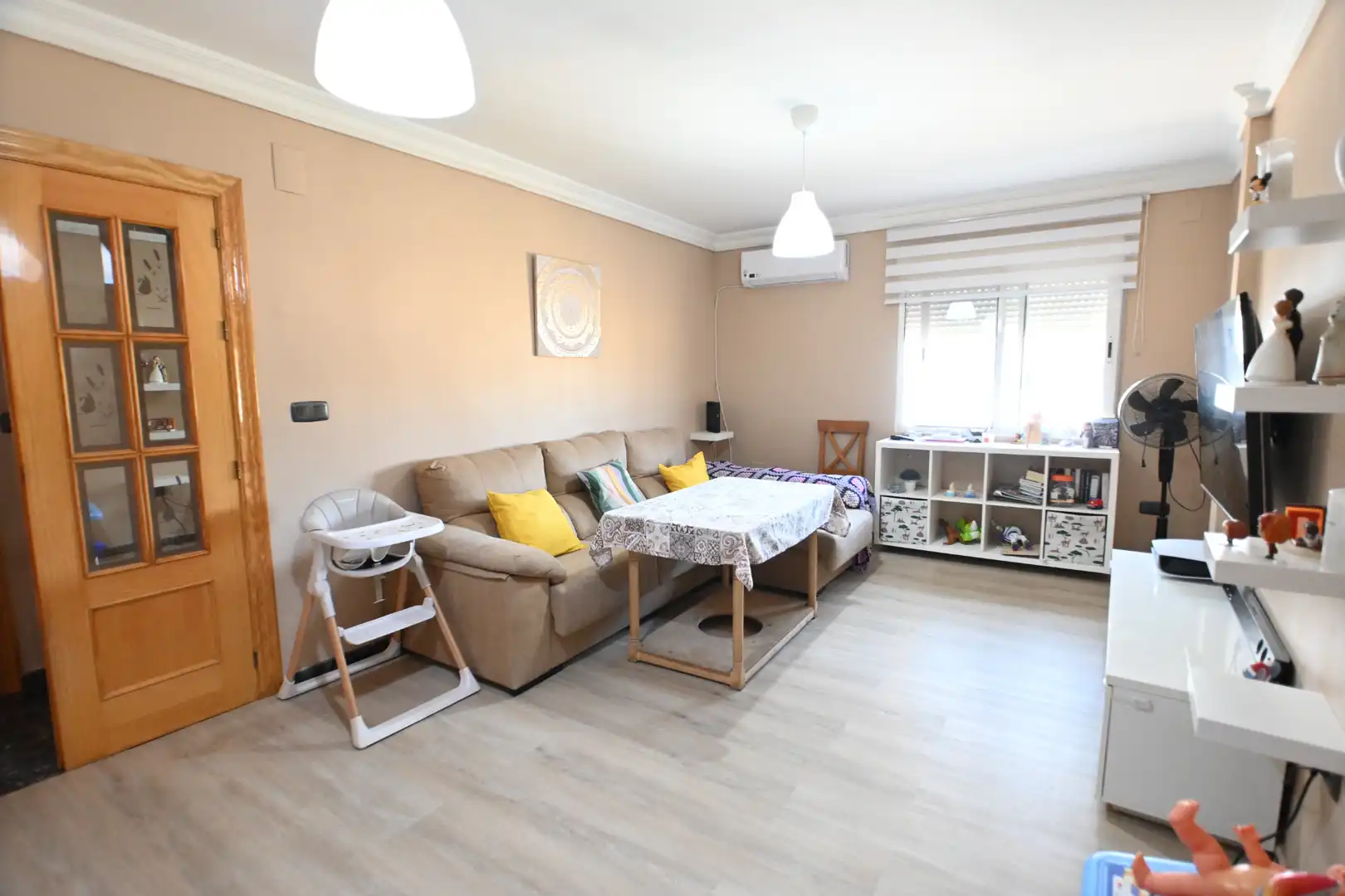 Sala de estar de Casa adosada en venta en Las Gabias con Aire acondicionado, Trastero y Balcón