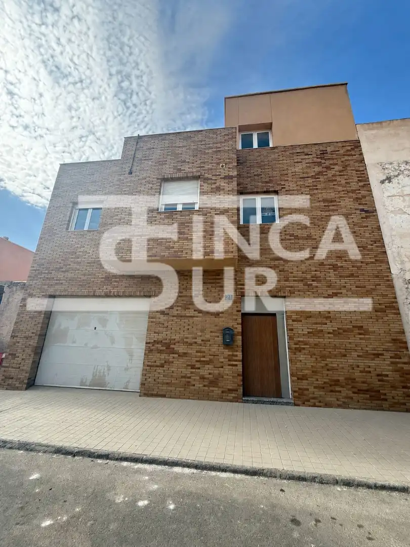 Adossat amb terrassa en venda a Calle Alentejo