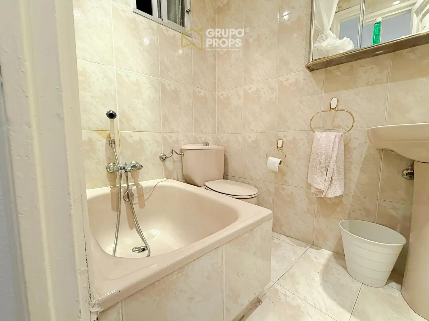 Bathroom of Flat for rent in Madrid  with Heating, Parquet flooring and Furnished