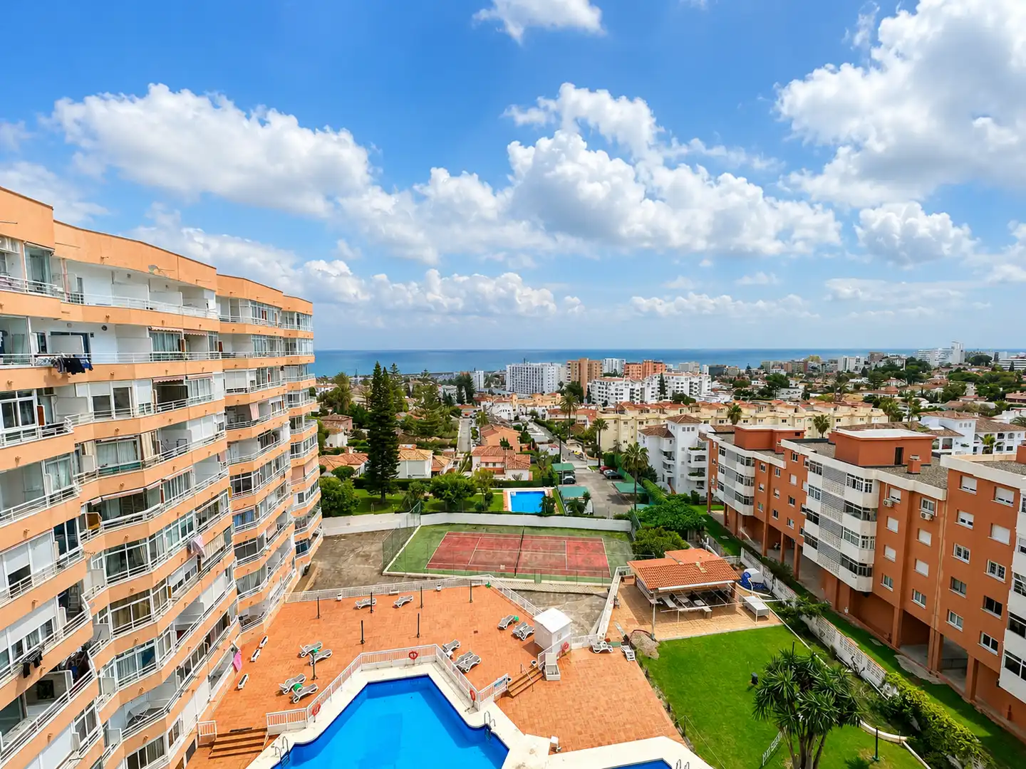 Exterior view of Study for sale in Torremolinos  with Air Conditioner, Terrace and Microwave