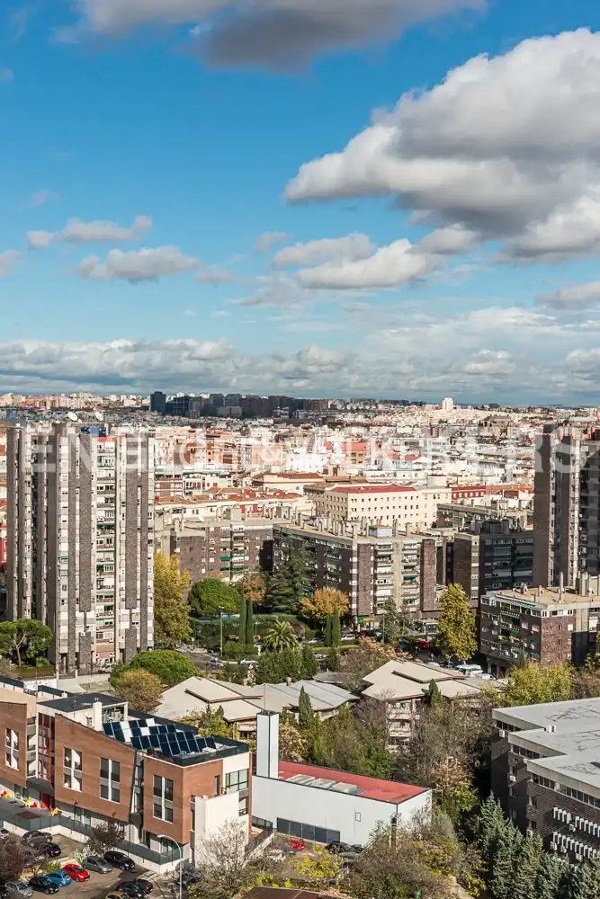 Vista exterior de Casa o xalet en venda en Madrid amb Calefacció, Jardí privat i Balcó
