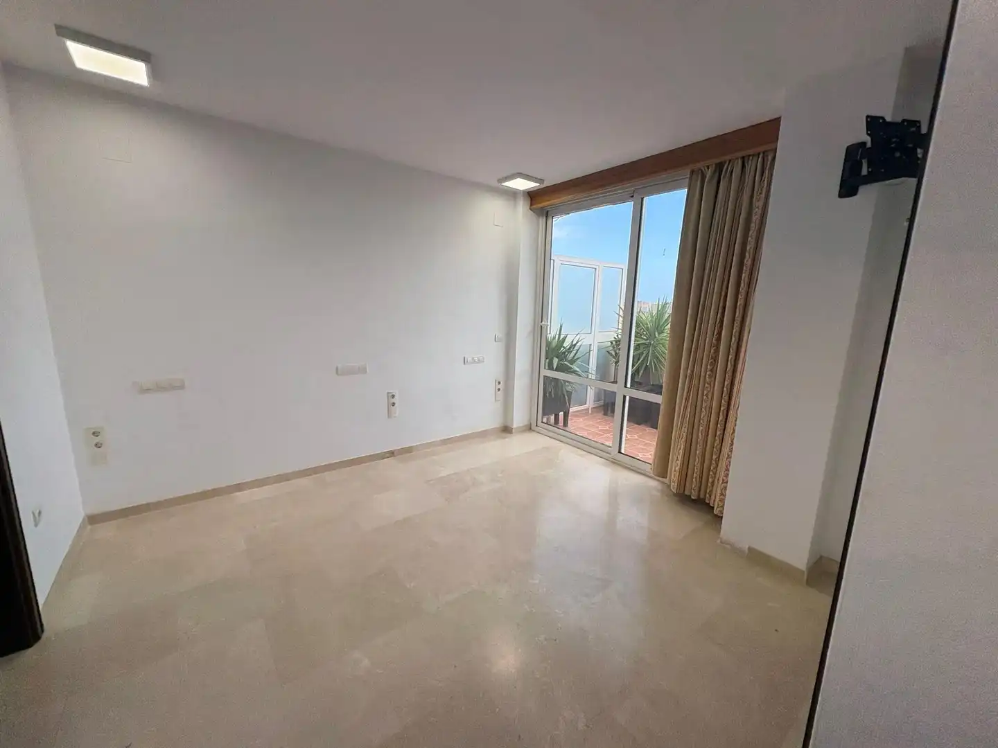 Ático de alquiler en Torremolinos con Aire acondicionado, Calefacción y Jardín privado
