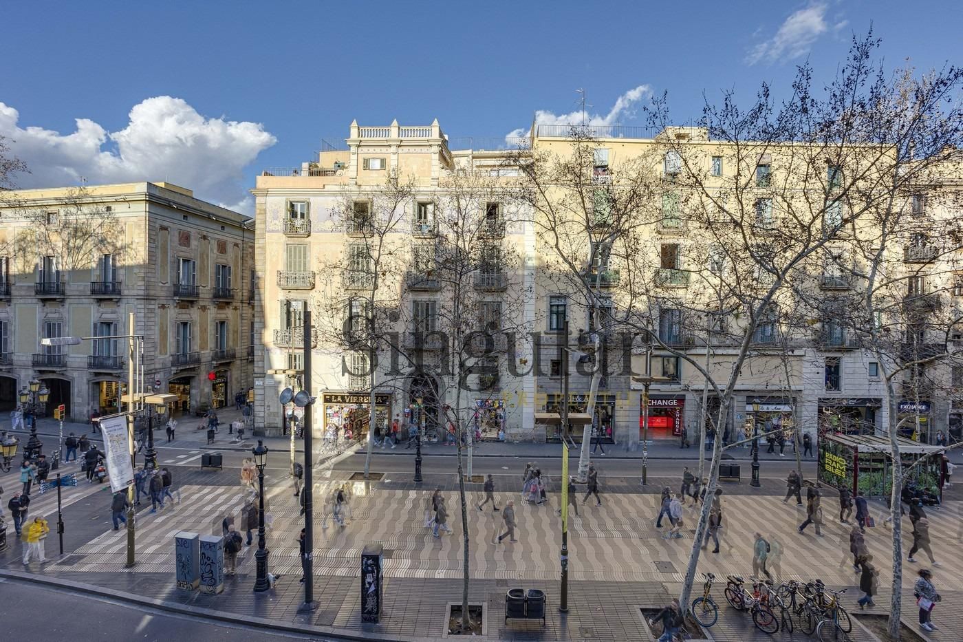 Vista exterior de Piso de alquiler en  Barcelona Capital con Calefacción, Parquet y Balcón