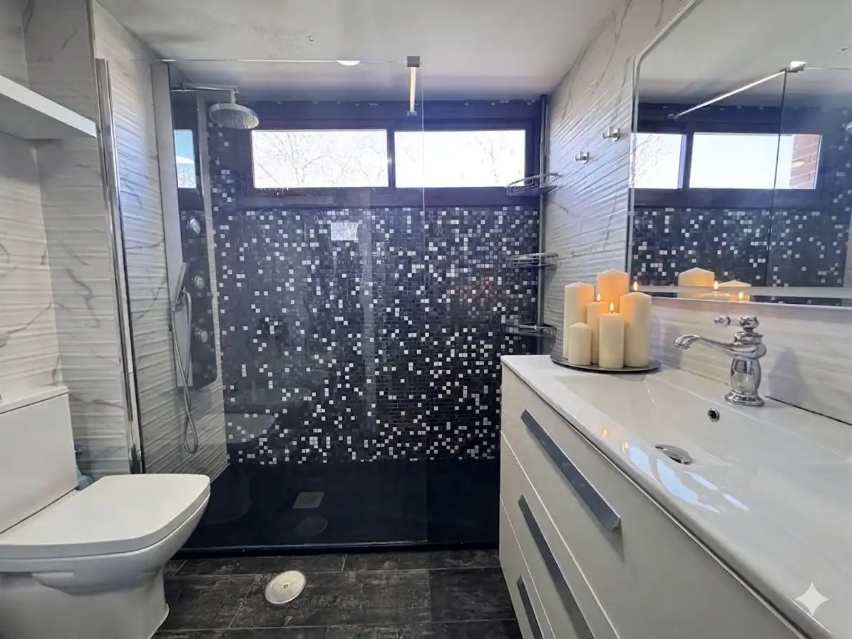 Baño de Casa adosada en venta en Rivas-Vaciamadrid con Aire acondicionado, Calefacción y Jardín privado