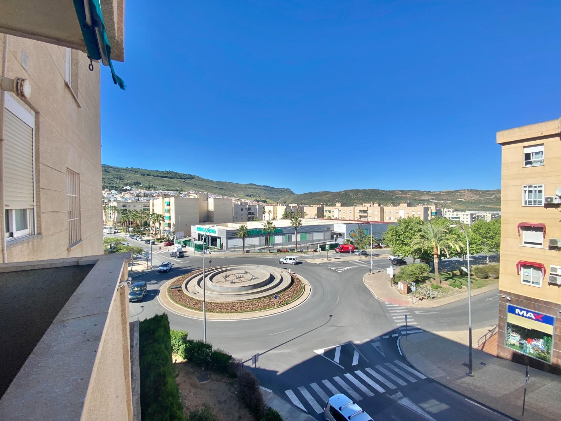 Vista exterior de Pis en venda en Antequera amb Terrassa i Balcó