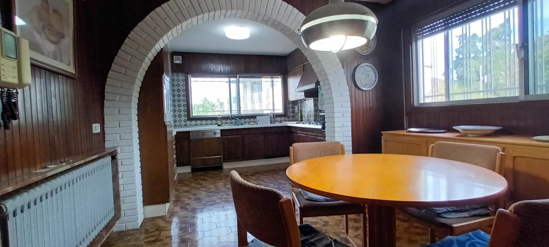 Cuina de Casa o xalet en venda en Vigo  amb Calefacció, Jardí privat i Terrassa
