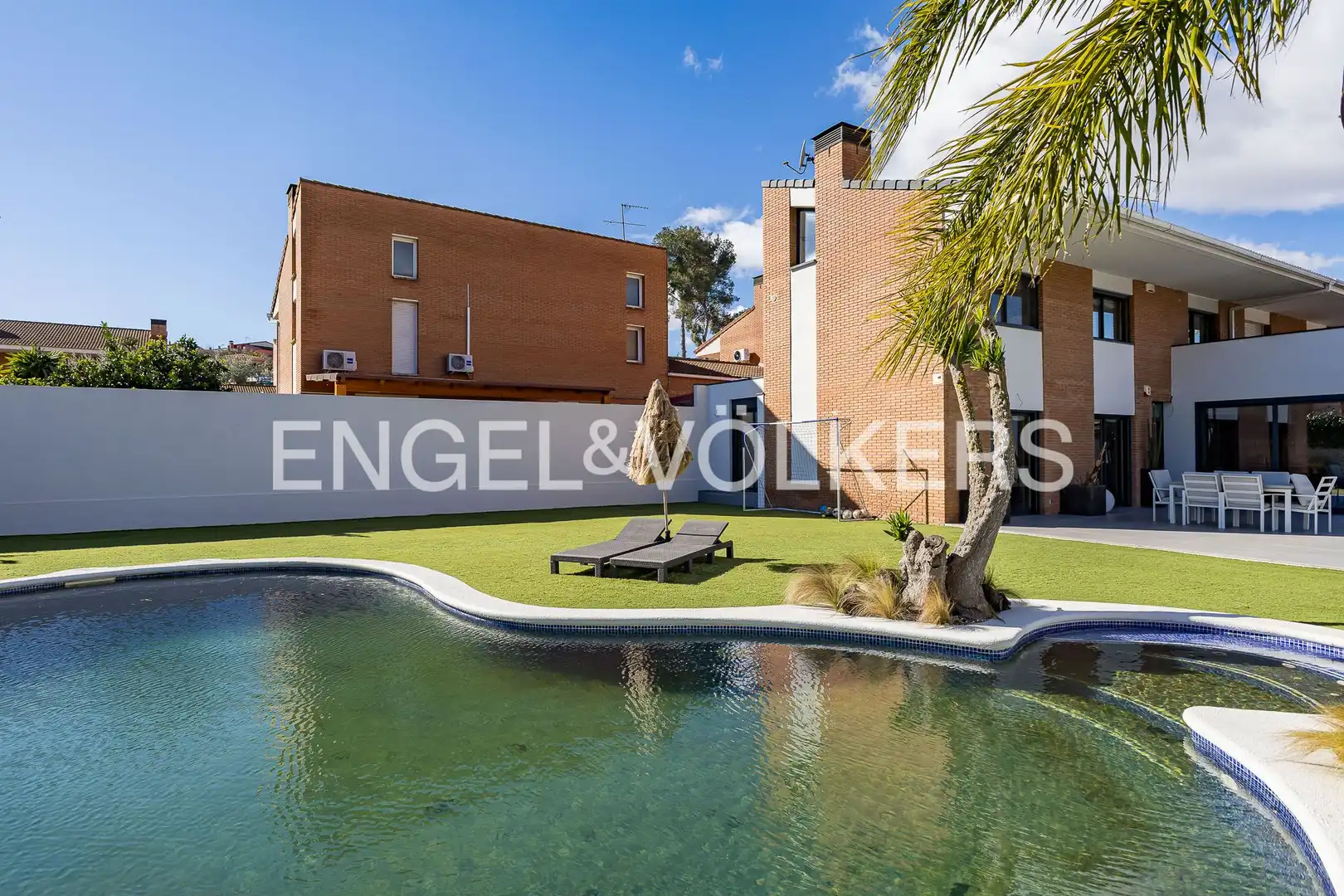 Piscina de Casa adosada en venda en Els Pallaresos amb Calefacció, Jardí privat i Terrassa