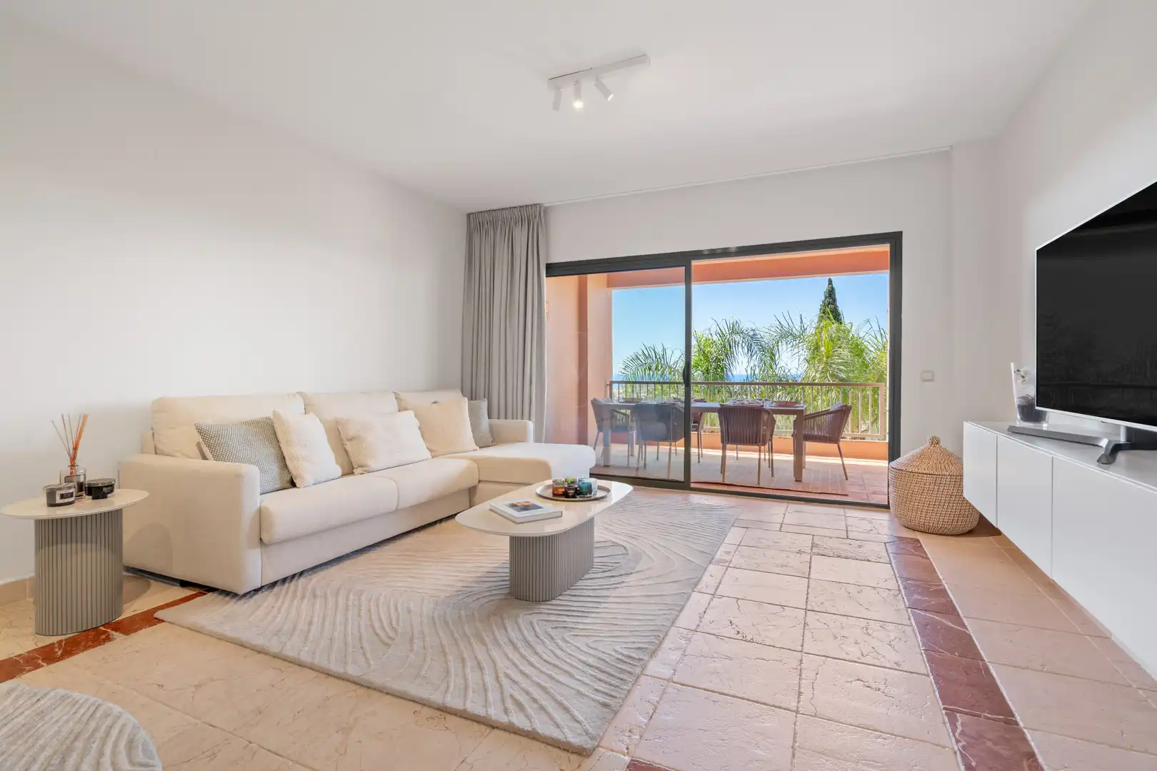 Sala d'estar de Apartament en venda en Benahavís amb Aire condicionat, Terrassa i Piscina