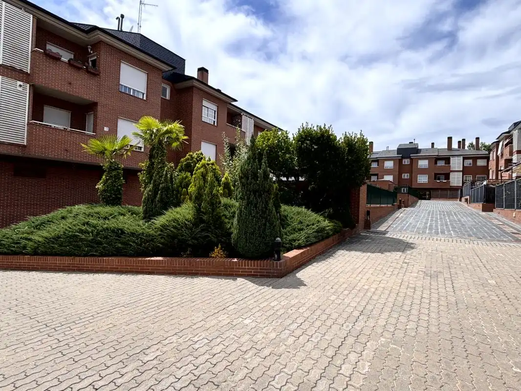 Vista exterior de Planta baixa en venda en Las Rozas de Madrid amb Aire condicionat, Calefacció i Jardí privat
