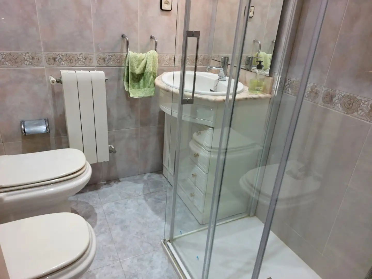 Bathroom of Flat for sale in L'Hospitalet de Llobregat  with Heating and Oven