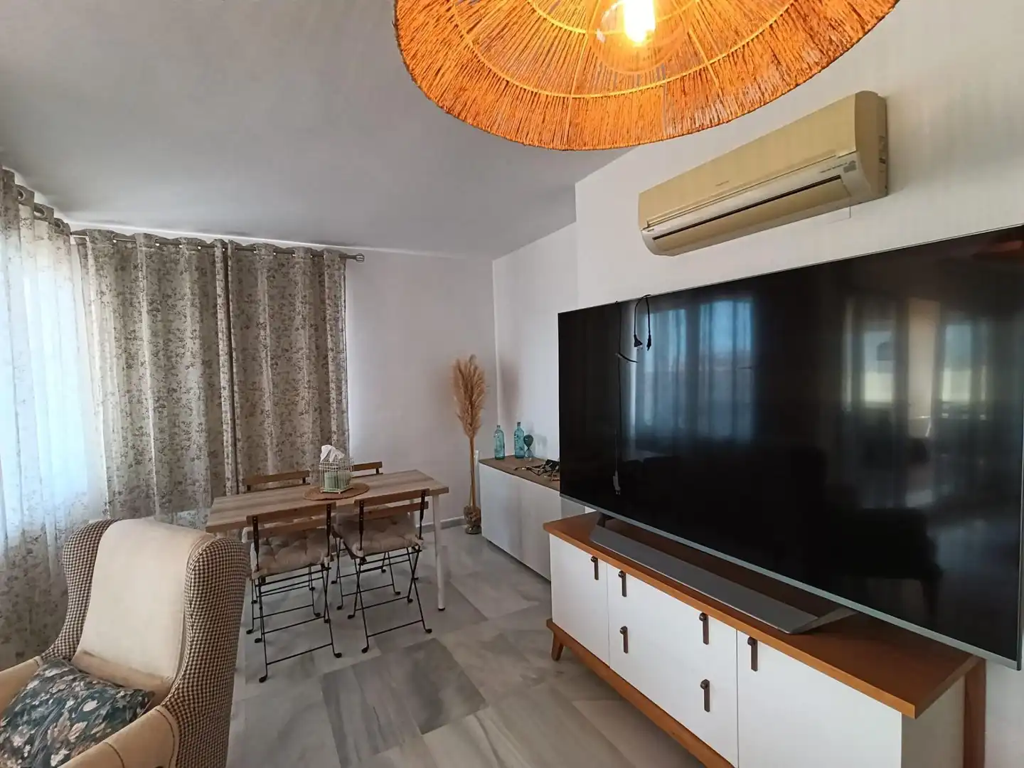 Sala d'estar de Pis de lloguer en El Ejido amb Aire condicionat, Terrassa i Moblat