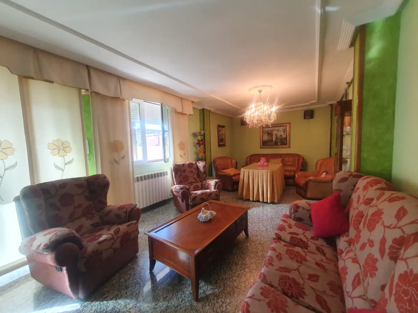 Sala d'estar de Àtic en venda en Guadix amb Calefacció, Terrassa i Moblat