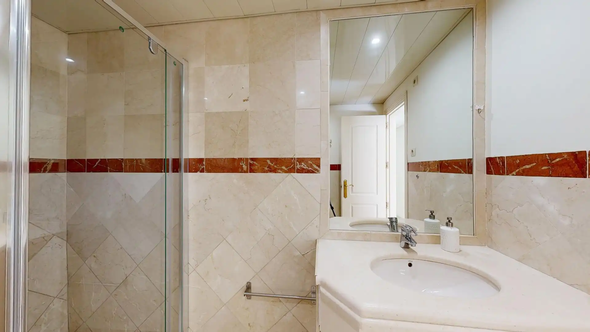 Badezimmer von Wohnung zum Verkauf in Marbella mit Heizung, Privatgarten und Terrasse