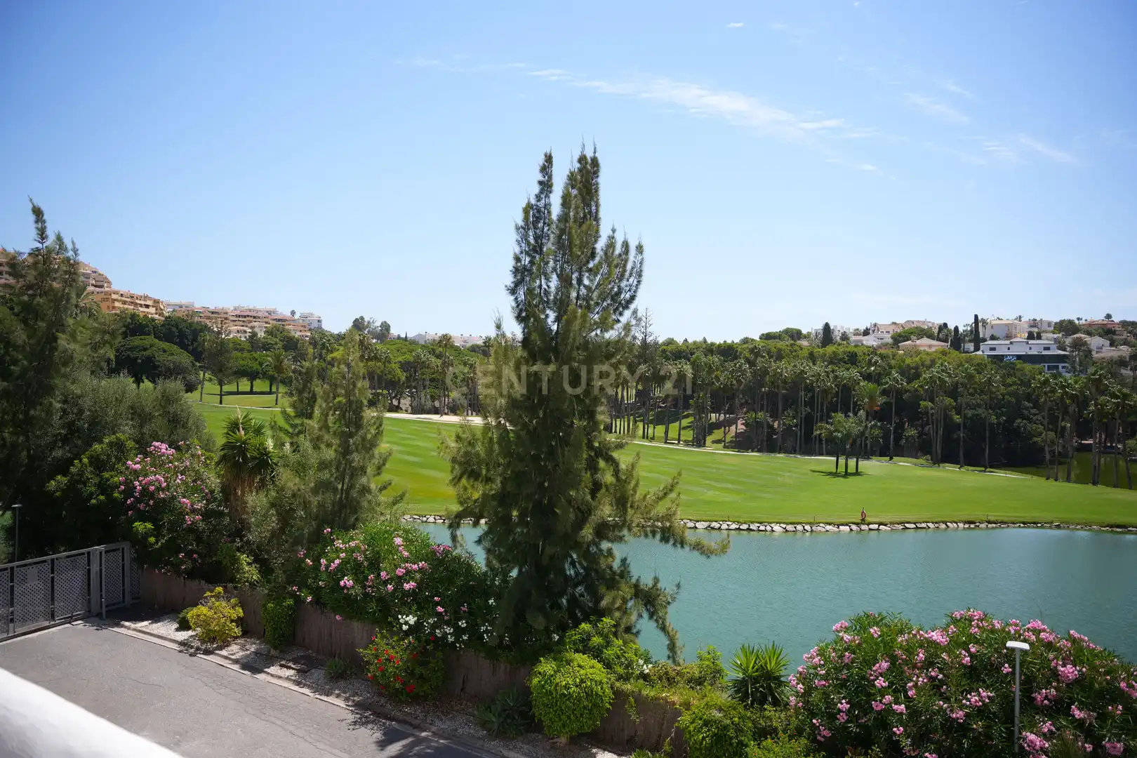 Vista exterior de Casa o xalet en venda en Benalmádena amb Aire condicionat, Traster i Piscina comunitària