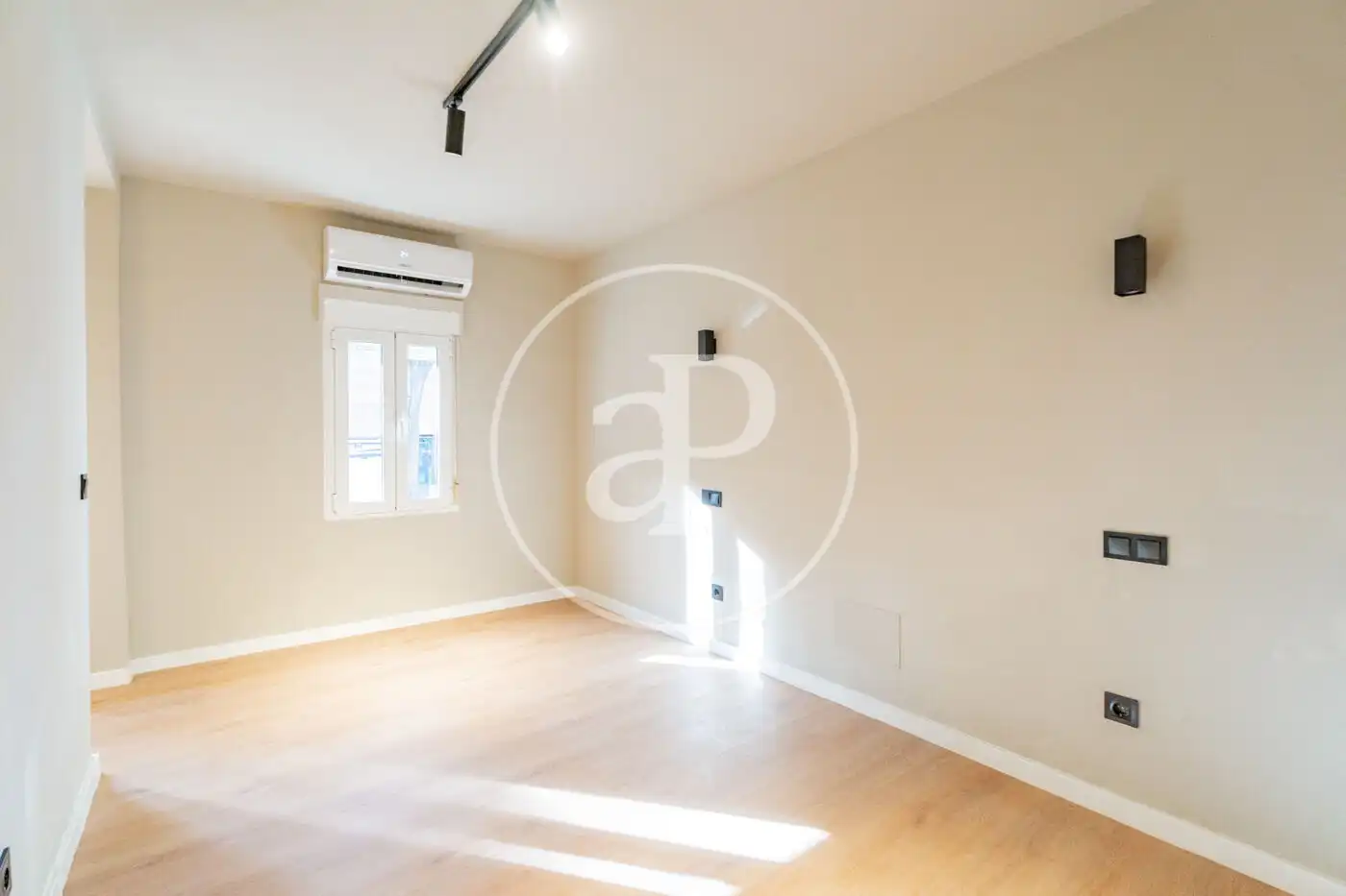 Living room of Flat for sale in Madrid  with Air Conditioner, Heating and Storage room