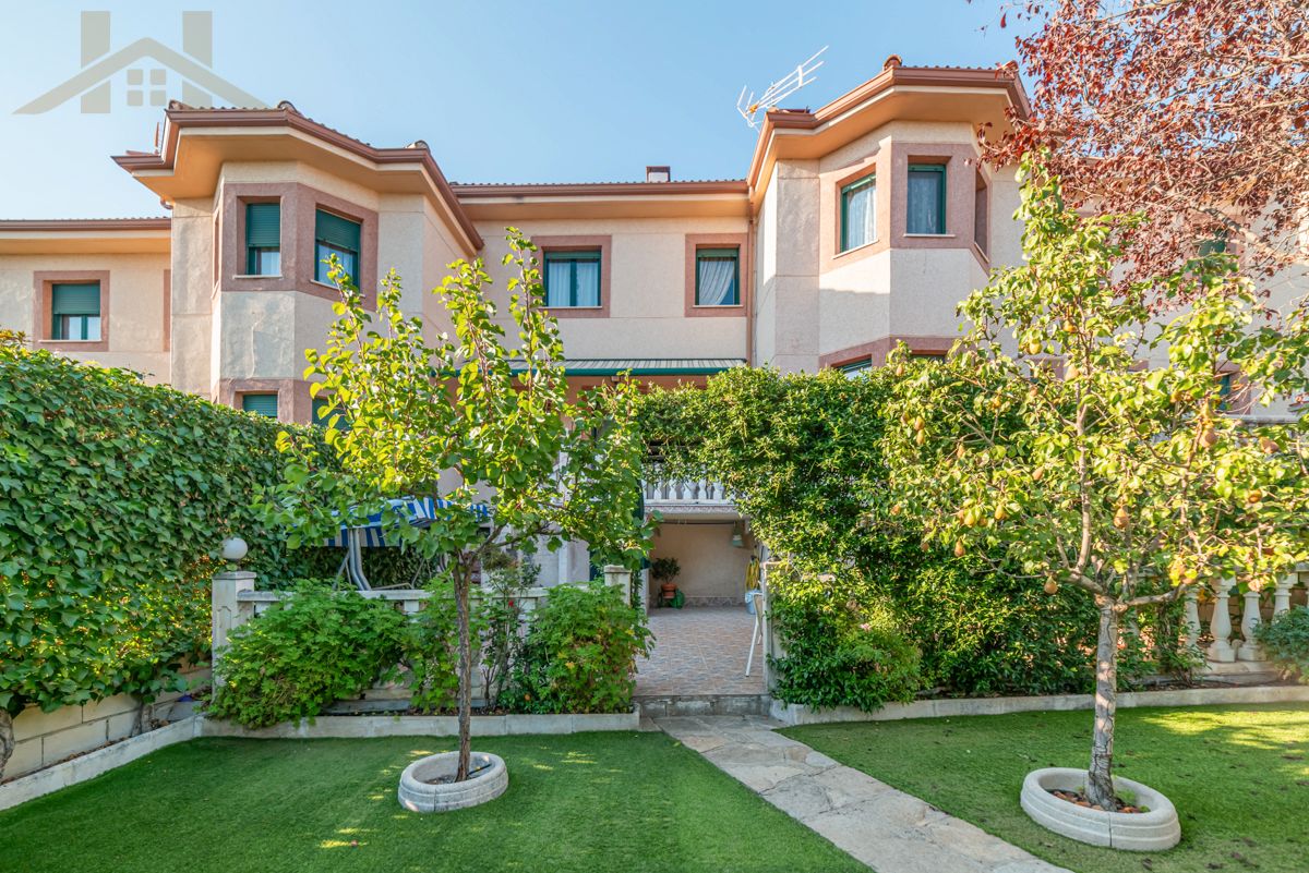 Vista exterior de Casa adosada en venda en Miraflores de la Sierra amb Calefacció, Terrassa i Forn