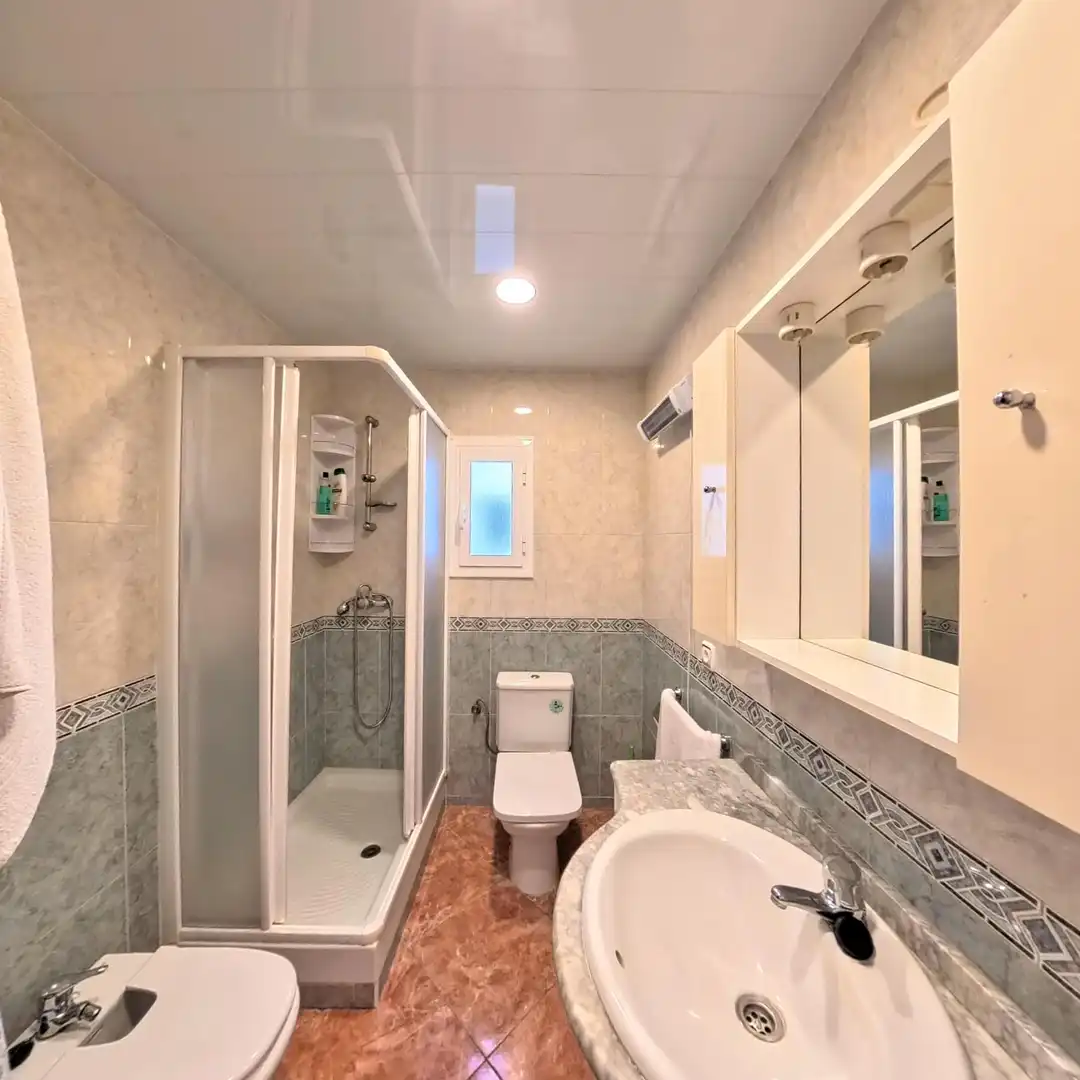 Baño de Piso en venta en Barcelona con Balcón y Alarma
