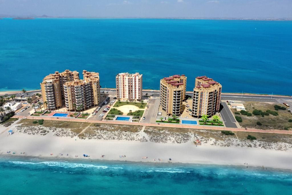 Vista exterior de Apartament en venda en La Manga del Mar Menor amb Jardí privat, Terrassa i Piscina