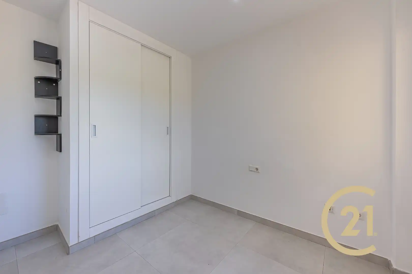Dormitori de Casa adosada en venda en Estepona amb Aire condicionat, Jardí privat i Terrassa