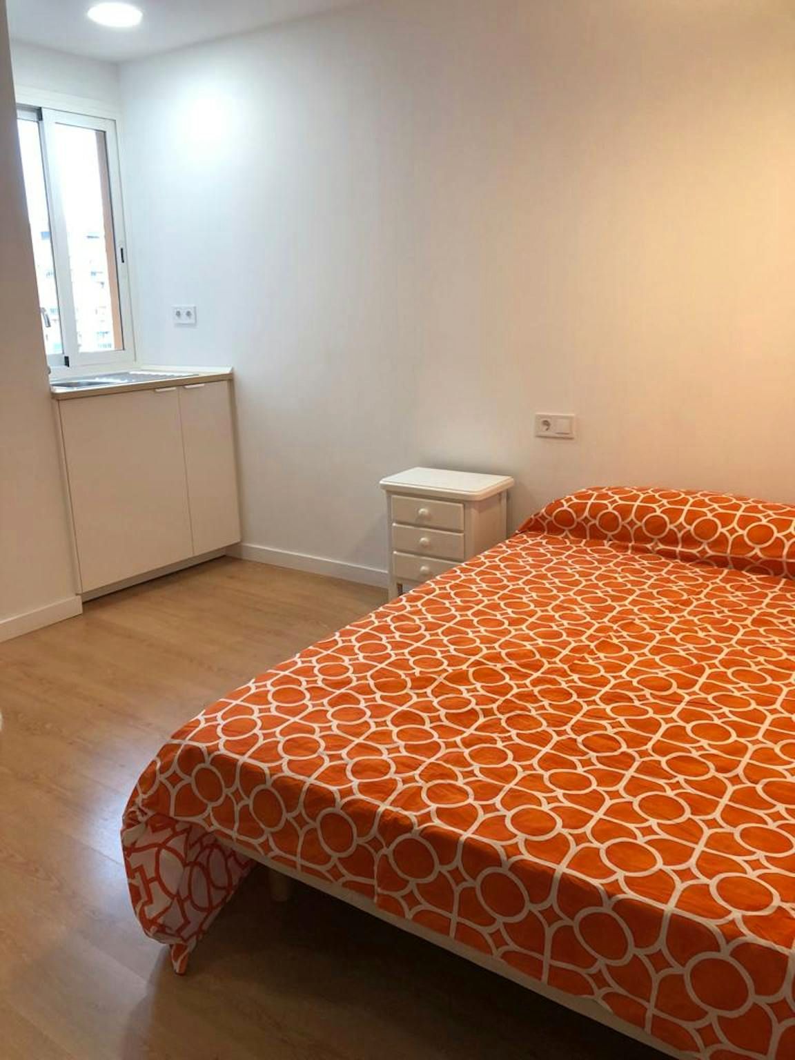 Bedroom of Flat to rent in  Valencia Capital  with Washing machine and TV