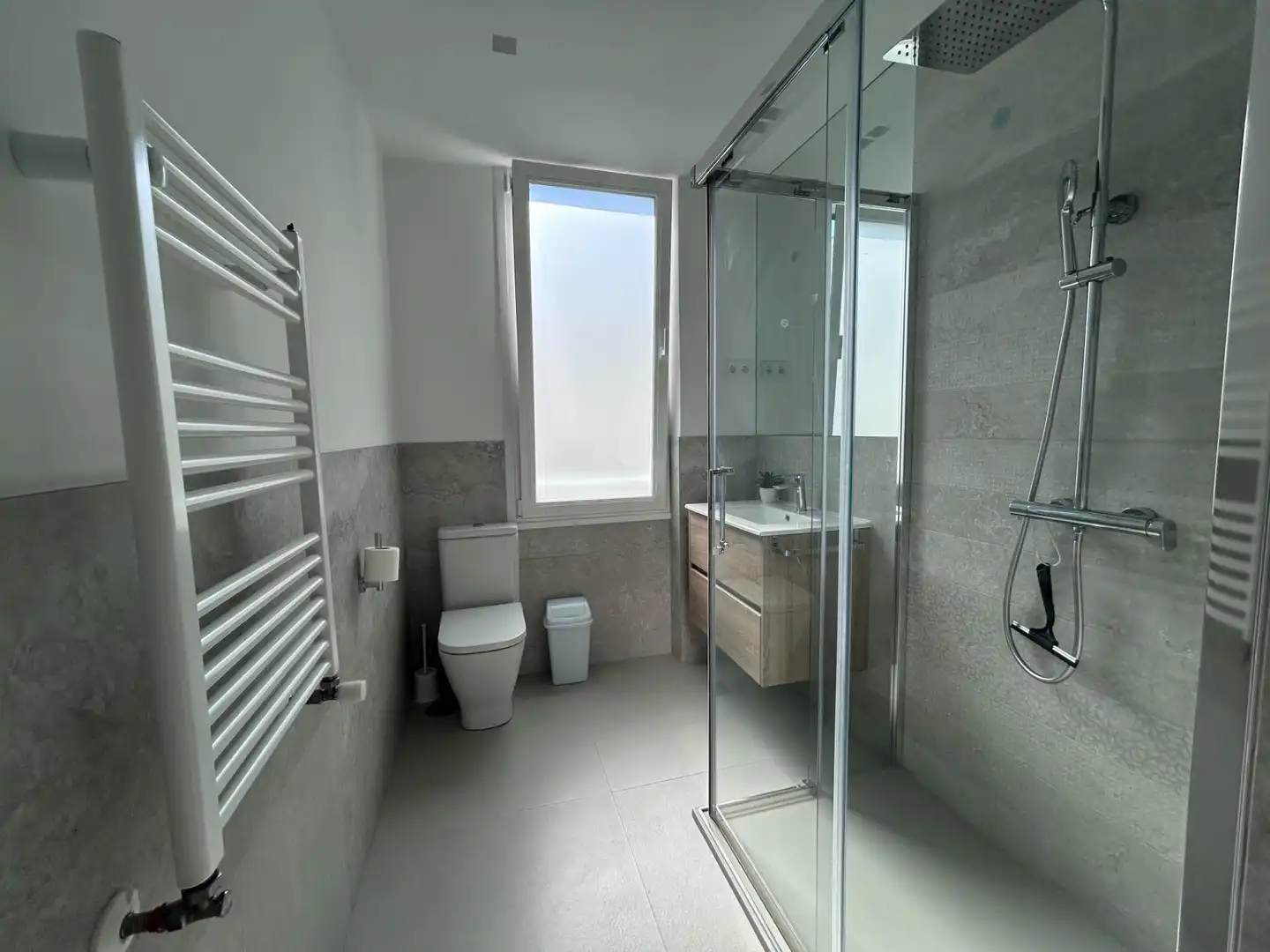 Bathroom of Flat for rent in Madrid  with Air Conditioner, Heating and Terrace