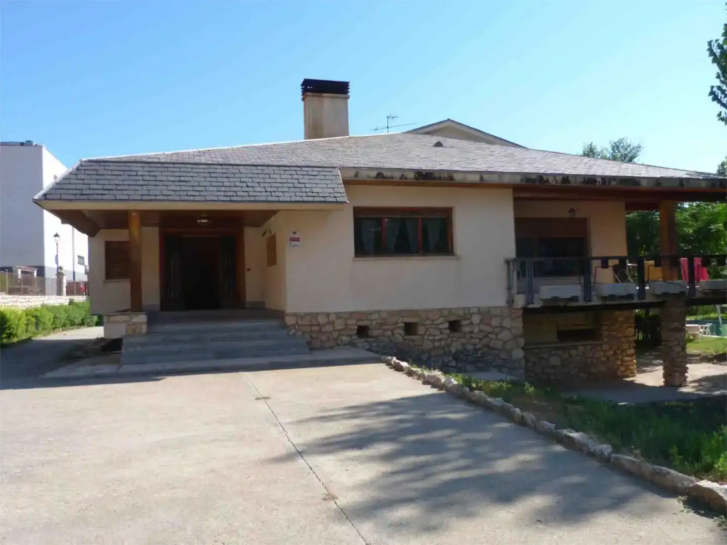 Vista exterior de Casa o chalet en venta en Tielmes con Aire acondicionado, Piscina y Balcón