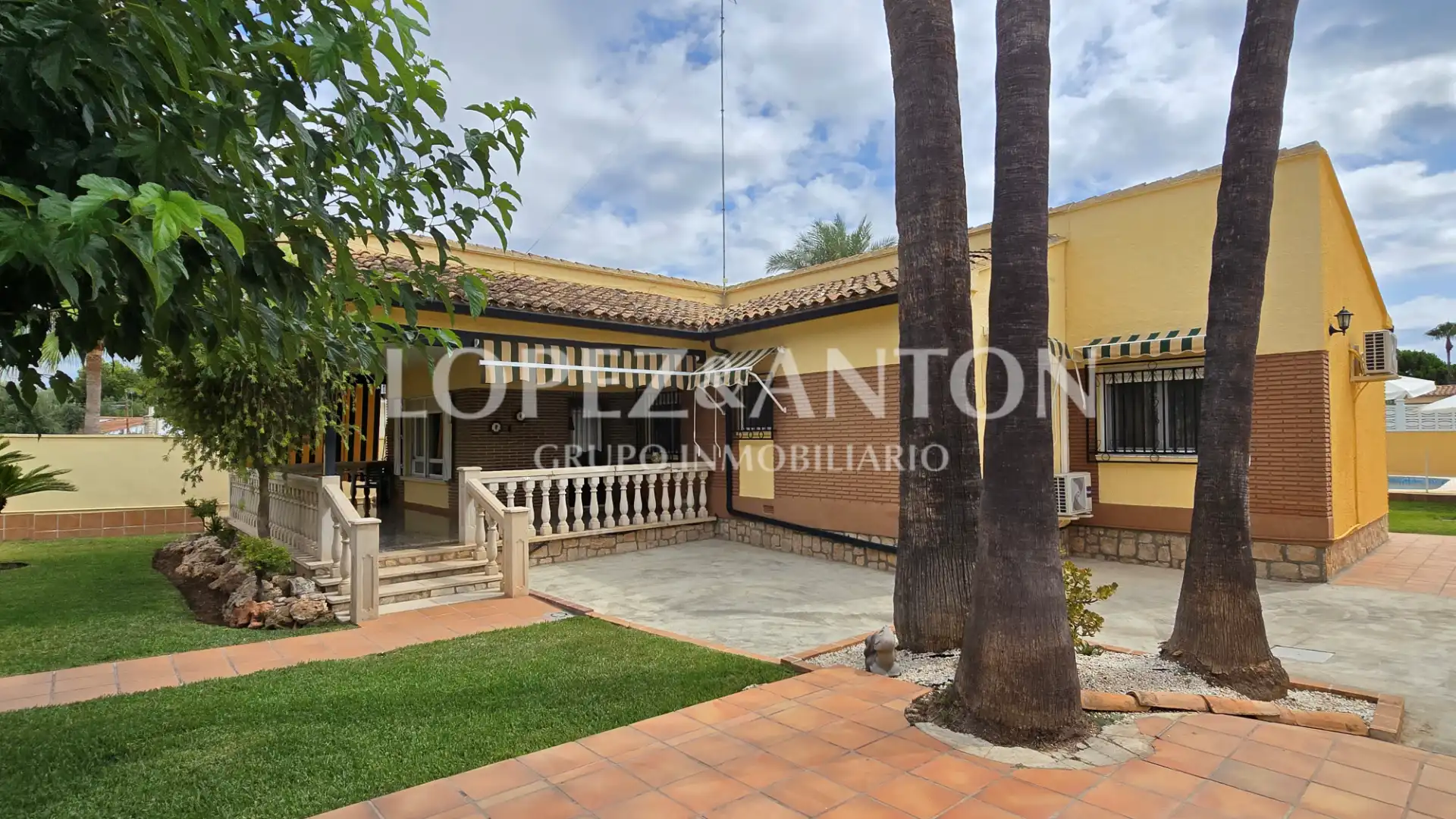 Exterior view of Houses for sale in L'Eliana  with Air Conditioner, Private garden and Terrace