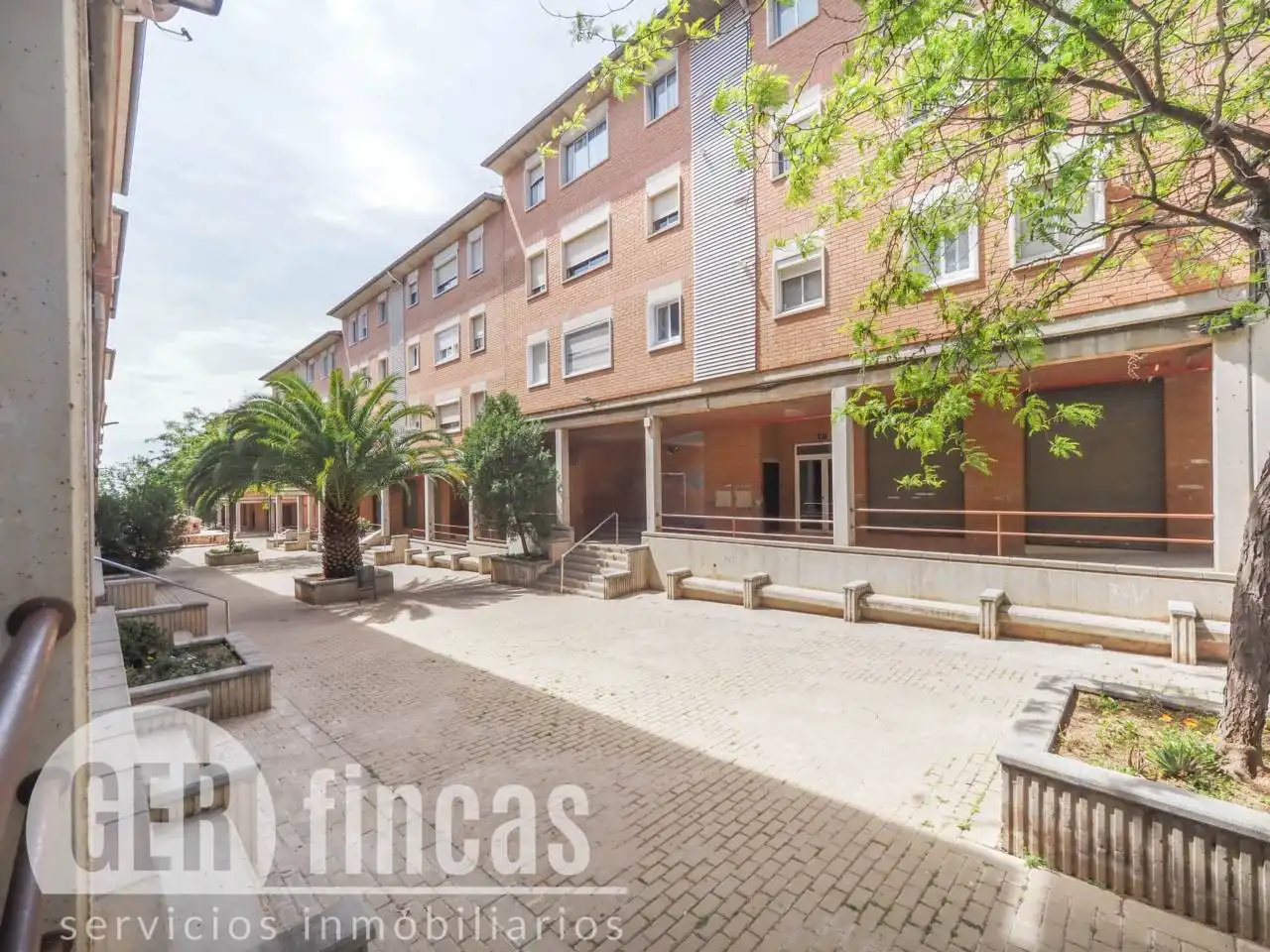 Vista exterior de Local en venda en Terrassa amb Aire condicionat