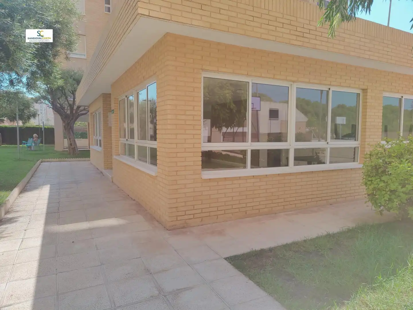 Vista exterior de Piso de alquiler en Alicante / Alacant con Parquet y Piscina comunitaria