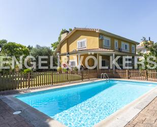 Swimming pool of House or chalet for sale in Majadahonda  with Air Conditioner, Heating and Private garden