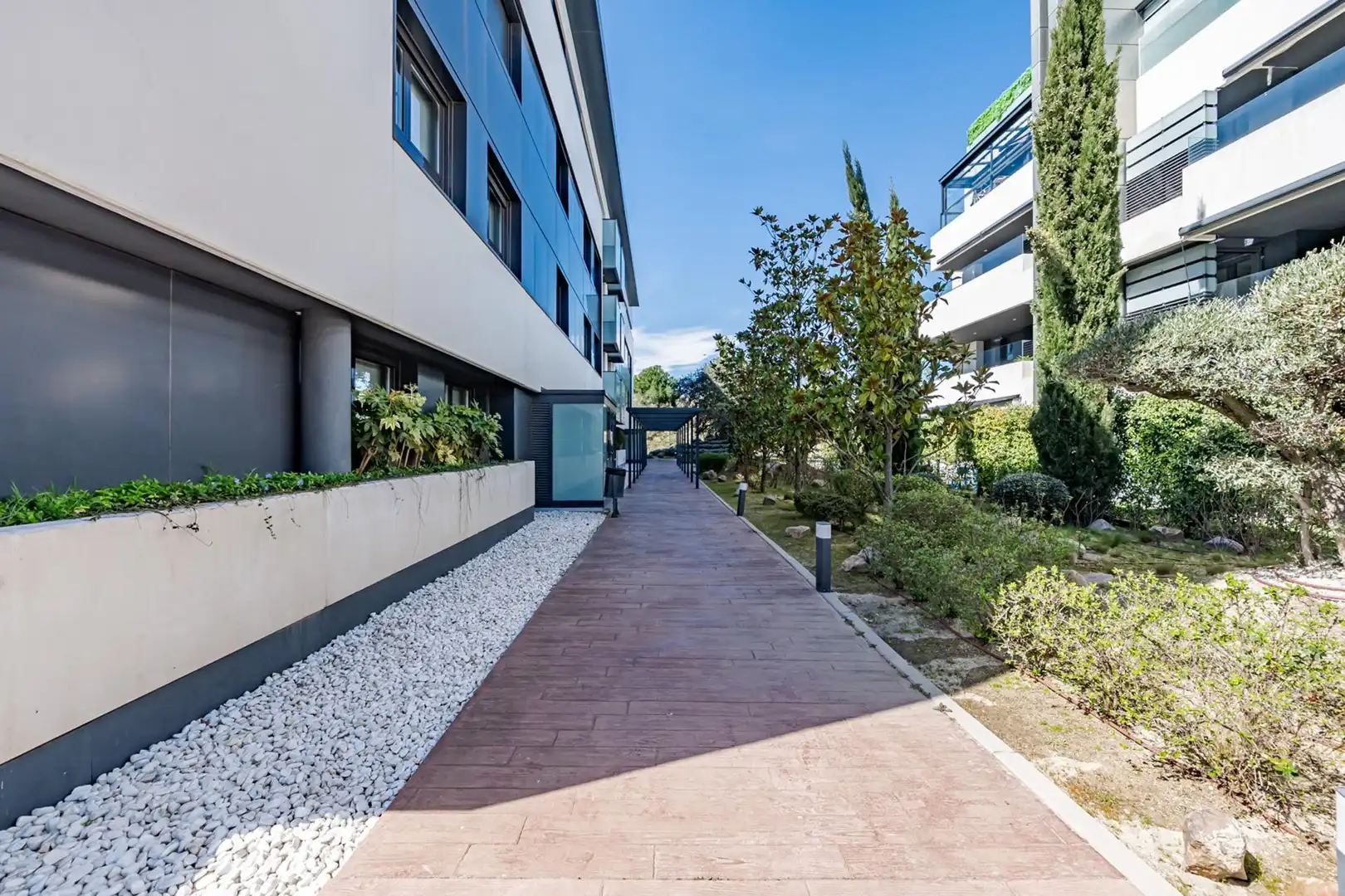 Außenansicht von Wohnung zum Verkauf in Boadilla del Monte mit Klimaanlage, Heizung und Terrasse